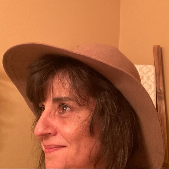 Betmar New York 100% Wool Tan Round Large Rim Cowgirl Hat w/Soft Top & Tie Band - Picture 15 of 15